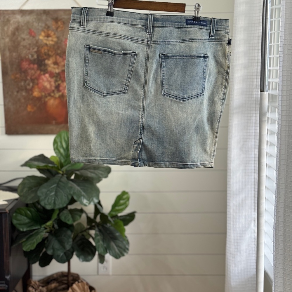 Rock & Republic Khloe Denim Mini Skirt in Faded Blue - Picture 6 of 12